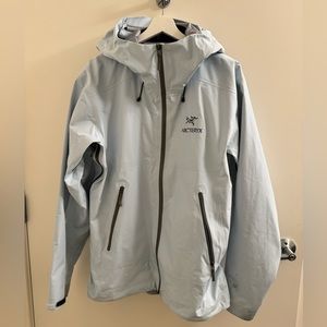 Arc’teryx Men’s Beta LT in Powder Blue - Size M